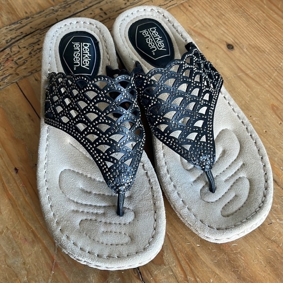 New Berkley Jensen Black Thong Wedge Slip On Sandal Chainmail Sparkle 7 - Picture 6 of 13